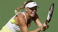 Dánská tenistka Caroline Wozniacká s námahou returnuje míek ve finále turnaje...
