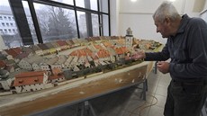 Modelá Stanislav Vrka a jeho impozantní dílo. Model staré Tebíe se rozkládá na patnácti metrech tvereních.