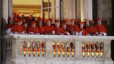 Kardinálové sledují projev nového papeže Františka k věřícím na Svatopetrském... Kardinálové sledují projev nového papeže Františka k věřícím na Svatopetrském...