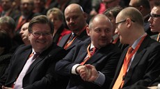 Michal Hašek se vítá s Bohuslavem Sobotkou na sjezdu ČSSD v ostravském Gongu.... Michal Hašek se vítá s Bohuslavem Sobotkou na sjezdu ČSSD v ostravském Gongu....
