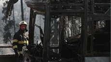 Trosky autobusu. který  zcela shoel na 43. kilometru dálnice D1.