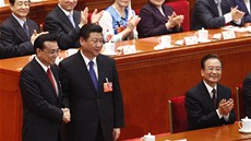 Prezident Si in-pching blahopeje nov zvolenému premiérovi Li Kche-chiangovi.