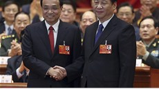 Prezident Si in-pching (vpravou) si potásl rukou s nov zvolený premiérem Li