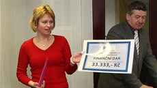 Beáta Houšťavová při přebírání šeku od rektora školy Jiřího Ciencialy Beáta Houšťavová při přebírání šeku od rektora školy Jiřího Ciencialy