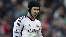 ŠPATNÝ ZAČÁTEK. Petr Čech se smiřuje s jedním ze dvou gólů, které inkasoval v ŠPATNÝ ZAČÁTEK. Petr Čech se smiřuje s jedním ze dvou gólů, které inkasoval v
