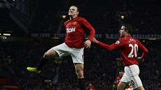 SKÁKAJÍCÍ STELEC. Wayne Rooney slaví s Robinem van Persiem svou trefu v zápase