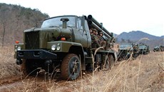Severokorejtí vojáci pi armádním cviení na neupesnném míst v KLDR (11.