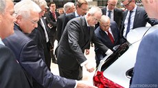 Šéf koncernu Volkswagen Martin Winterkorn vyrazil osobně přeměřit konkureci na Šéf koncernu Volkswagen Martin Winterkorn vyrazil osobně přeměřit konkureci na