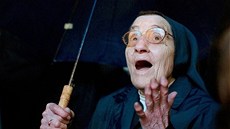 Jedna z řádových sester na Svatopetrském náměstí napjatě očekává výsledek... Jedna z řádových sester na Svatopetrském náměstí napjatě očekává výsledek...