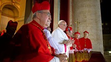 estasedmdesátiletý Bergoglio se nejdíve pomodlil za emeritního papee...