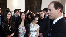 Princ Edward se seel v ernínském paláci s eskými studenty, kteí úspn