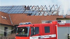 Na střeše domu v Tismicích na Kolínsku shořely fotovoltaické panely. Škoda je Na střeše domu v Tismicích na Kolínsku shořely fotovoltaické panely. Škoda je