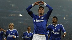 Roman Neustädter ze Schalke slaví gól v osmifinálové odvet Ligy mistr proti