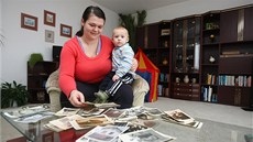 Probírat se starými dokumenty, fotografiemi, daty a hledat v minulosti své Probírat se starými dokumenty, fotografiemi, daty a hledat v minulosti své