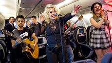 Kim Wilde koncertovala v letadle. Kim Wilde koncertovala v letadle.