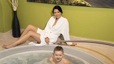 Gábina Partyšová se synem v lázních Gábina Partyšová se synem v lázních