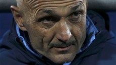 Trenér Luciano Spalletti ze Zenitu Petrohrad sleduje své svence.