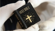 Na putovní výstavě je k vidění i mini Bible, jejíž délka je pouhých 33... Na putovní výstavě je k vidění i mini Bible, jejíž délka je pouhých 33...