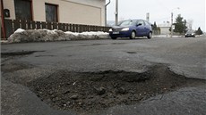 Silnice v Huslenkách na Vsetínsku připomíná po zimě tankodrom, podobných míst v Silnice v Huslenkách na Vsetínsku připomíná po zimě tankodrom, podobných míst v