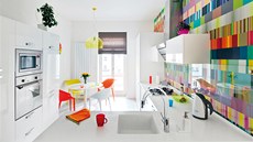 Kuchyň s jídelnou. Nábytek kombinuje skříňky IKEA) a atypy (Truhlářství Mucha).... Kuchyň s jídelnou. Nábytek kombinuje skříňky IKEA) a atypy (Truhlářství Mucha)....