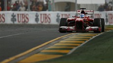 Fernando Alonso z Ferrari na trati Velké ceny Austrálie.