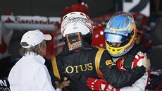 Finský pilot Kimi Räikkönen (uprosted) si vzájemn gratuluje s druhým v cíli