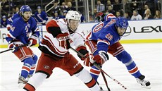 BOJ O PUK. Obránce Roman Hamrlík (vpravo) z New York Rangers se snaí odstavit