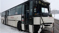 Havarovaný autobus v obci Jirny na Praze-východ