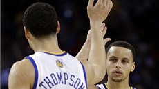 Klay Thompson (vlevo) Stephen Curry z Golden State Warriors
