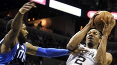 Kawhi Leonard (vpravo) ze San Antonia je faulován O. J. Mayem z Dallasu. Kawhi Leonard (vpravo) ze San Antonia je faulován O. J. Mayem z Dallasu.