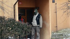 Policejní inspektoři před domem, kde bydlí podezřelý policista. Policejní inspektoři před domem, kde bydlí podezřelý policista.