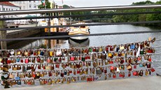 Most pes eku Trávu je místem, kde milenci symbolicky zamykají svou lásku.