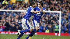 OSLAVA EVERTONU. Obránce Baines (vpravo) gratuluje stelci Osmanovi ke gólu