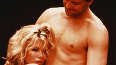 Kim Basingerová a Mickey Rourke ve filmu 9 a 1/2 týdne (1986)