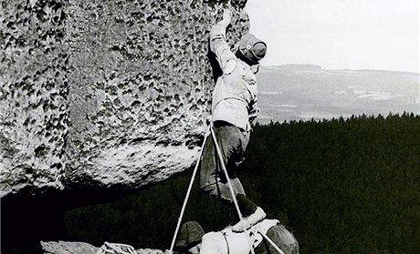 Horolezci v eskosaském výcarsku kolem roku 1915 - konopná lana odván