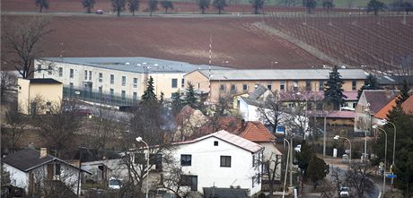 V bývalé vznici v Drahonicích by po úpravách mohla vzniknout ubytovna a pro ti sta lidí. Radnice se tomu snaí zabránit.