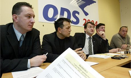Petr Fiala, na snímku vlevo pi podpisu smlouvy o spolupráci s SSD po krajských volbách v roce 2004 ve spolenosti známých tváí - Jaroslava Foldyny, Jiího ulce, Alee ebíka a Petra Bendy.