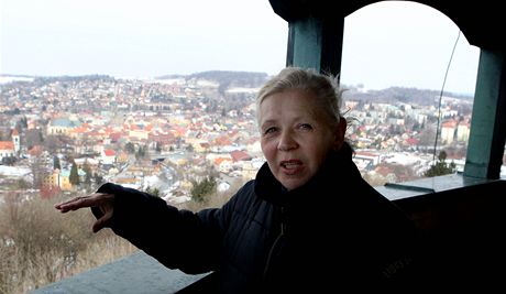 Kastelánka frýdlantského zámku Jana Pavlíková ukazuje výhled z ve.