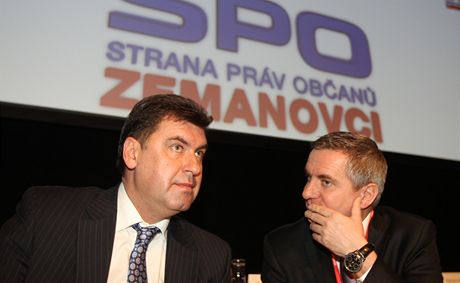 Místopedseda strany SPOZ Martin Nejedlý (vlevo) a prezidentv kanclé Vratislav Myná (vpravo) prosadili zmnu sezamu, který schválili Zemanovci v Plzeském kraji. A pak zaal zmatek.