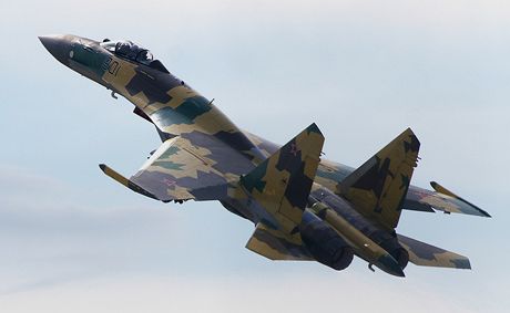 Stíhaka Su-35 pi pedvádcím letu na moskevském aerosalonu v roce 2011