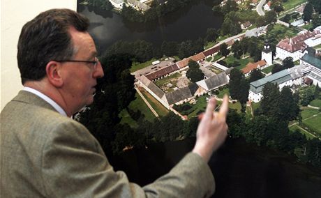 Constantin Kinský ukazuje na fotomap svj árský zámek z ptaí perspektivy.