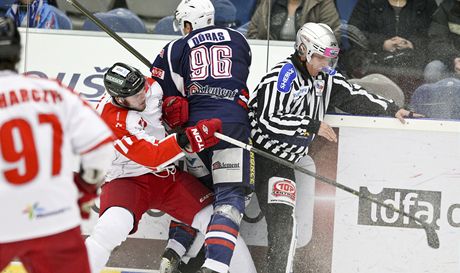 Chomutovský Dras letí v utkání s Olomoucí na mantinel a tvrdý souboj odnáí i