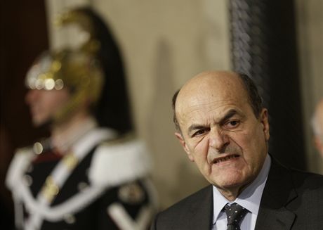 Pedák italské levice Bersani mluví s novinái poté, co byl poven sestavením