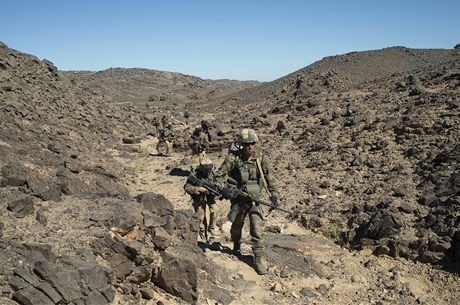 Francouzské jednotky proesávají pusté území na severu Mali, kde se ukrývají