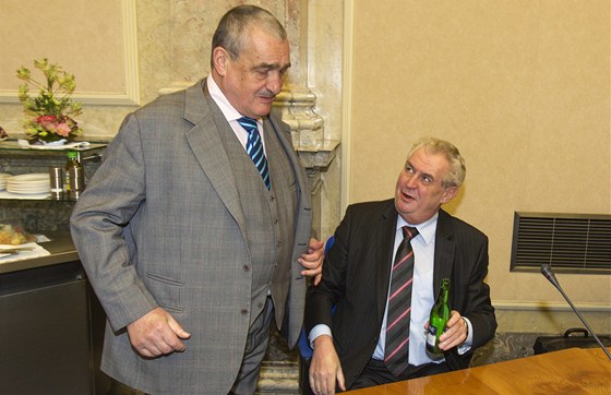 Milo Zeman a Karel Schwarzenberg na zasedání vlády. (20. bezna 2013)