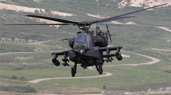 Americký vrtulník AH-64 Apache.