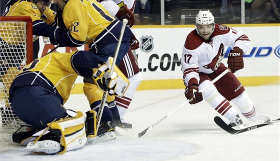 Radim Vrbata z Phoenixu dává svj první gól v utkání s Nashvillem.