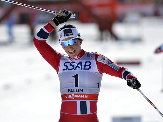 Norská lyaka Marit Björgenová jede do cíle závodu Svtového poháru na 10 km s