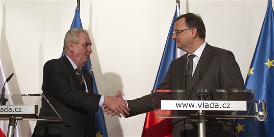 Milo Zeman a Petr Neas na tiskové konferenci po návtv jednání vlády.