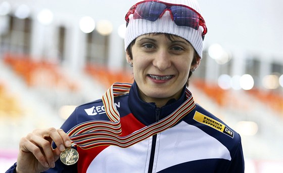 JE MOJE. Martina Sáblíková ukazuje zlatou medaili ze svtového ampionátu.
